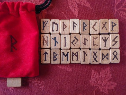 Deluxe Wooden Runes.jpg