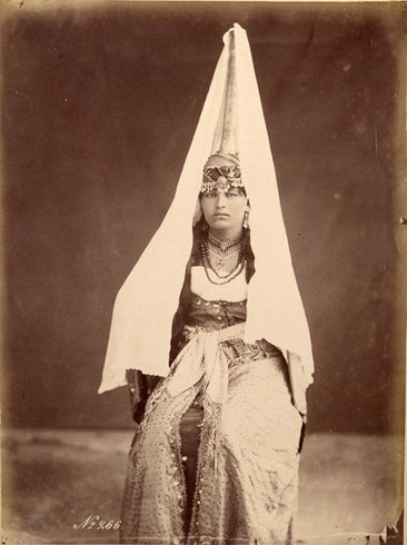 03 druze woman with tantour.jpg