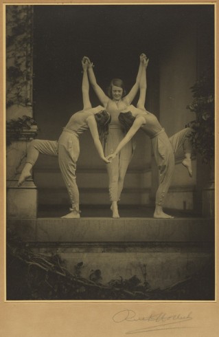 Ruth Hollick, Eurythmic pose , 1920 , gelatin silver.